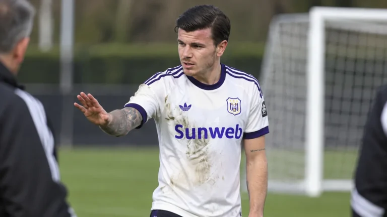 Giulian Biancone in het shirt van RSC Anderlecht langs de rand van het veld.