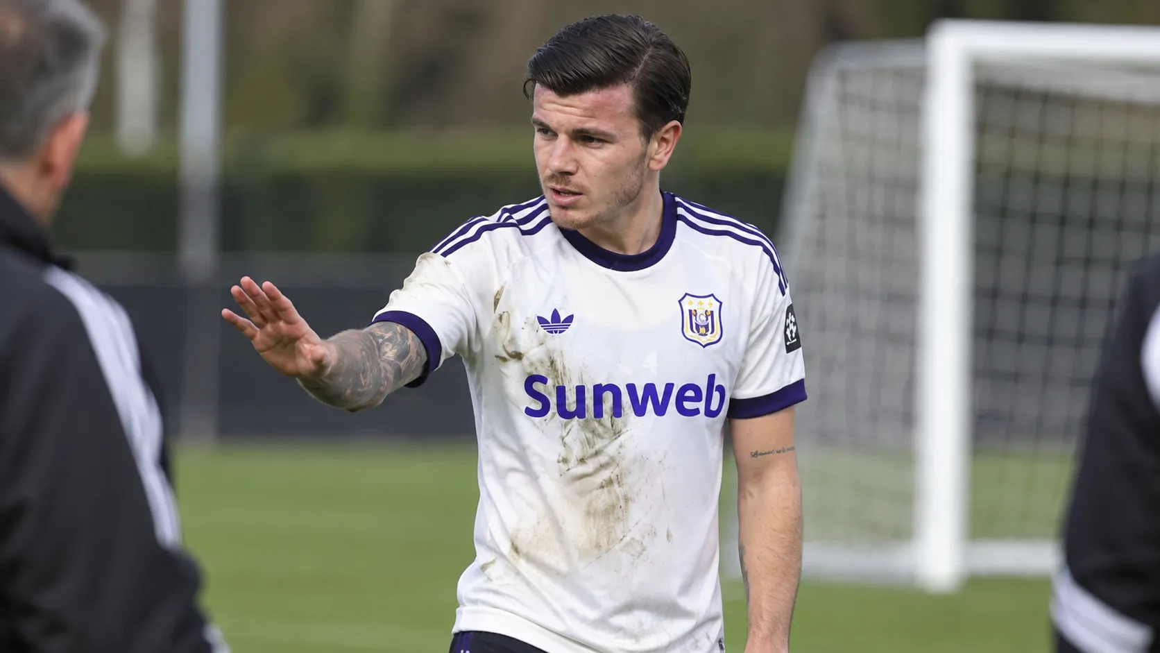 Giulian Biancone in het shirt van RSC Anderlecht langs de rand van het veld.