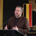 Vincent Mannaert tijdens een persmoment voor het embleem van de Belgische voetbalbond.
