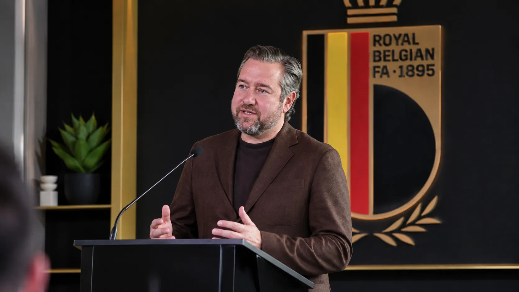 Vincent Mannaert tijdens een persmoment voor het embleem van de Belgische voetbalbond.