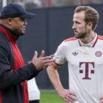 Bayern-trainer en speler bij een afgeschermd trainingsveld.