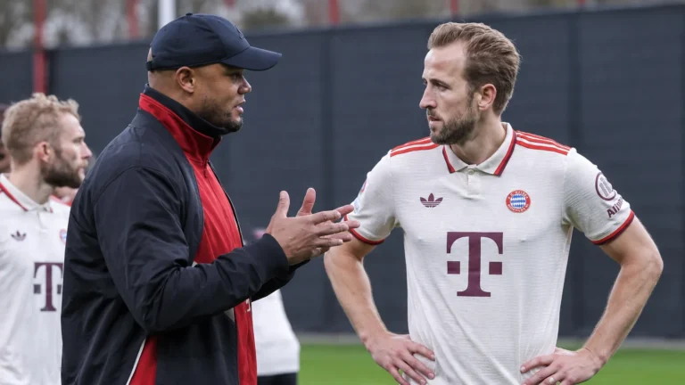 Bayern-trainer en speler bij een afgeschermd trainingsveld.