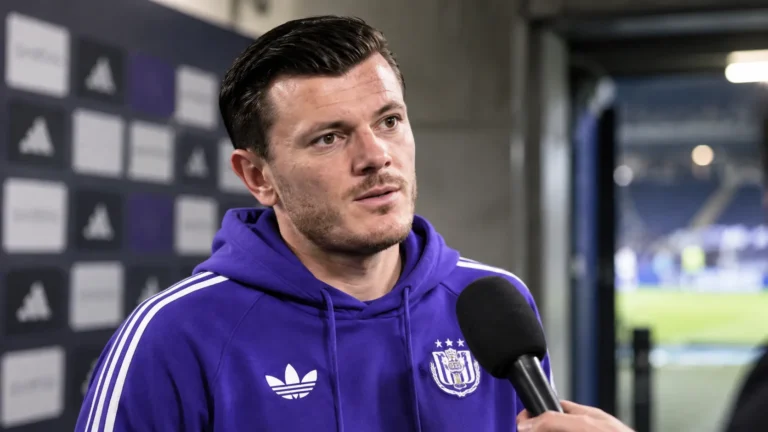 Giulian Biancone in paarse Anderlecht-kleding tijdens een interview aan de rand van het veld.