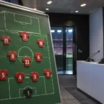 Een officieel Portugese opstellingsbord met rugnummer 7 in de mediaruimte van het stadion.