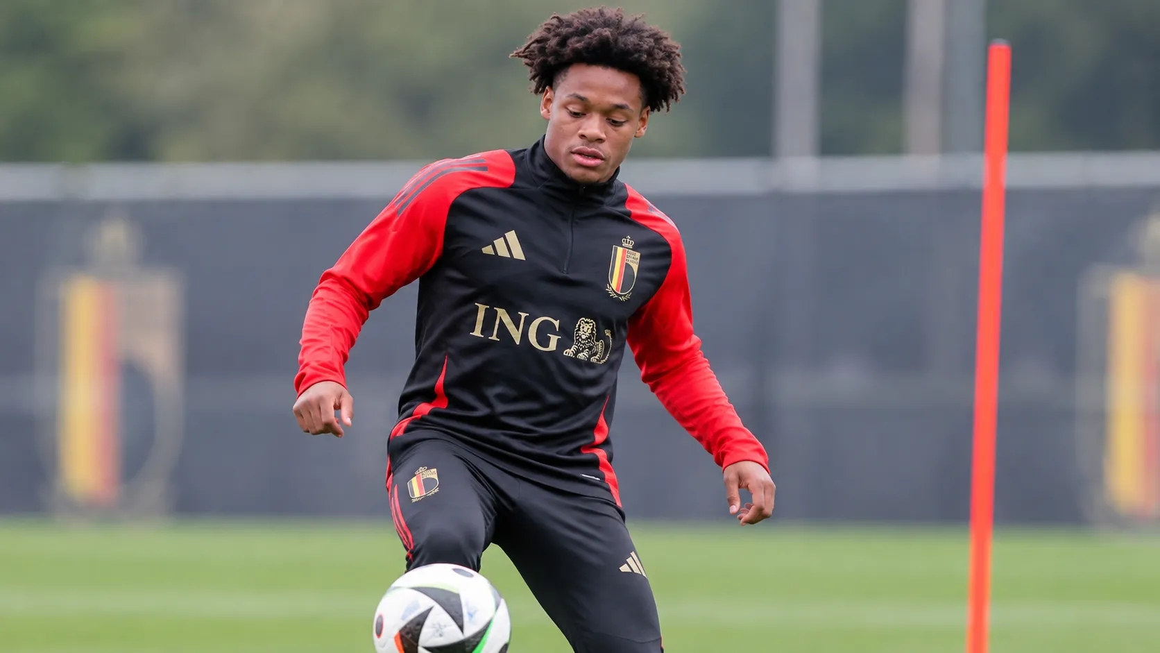 Julien Duranville tijdens een training in een Belgisch trainingspak.
