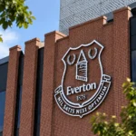 Het Everton-embleem op de bakstenen buitengevel van het stadion.