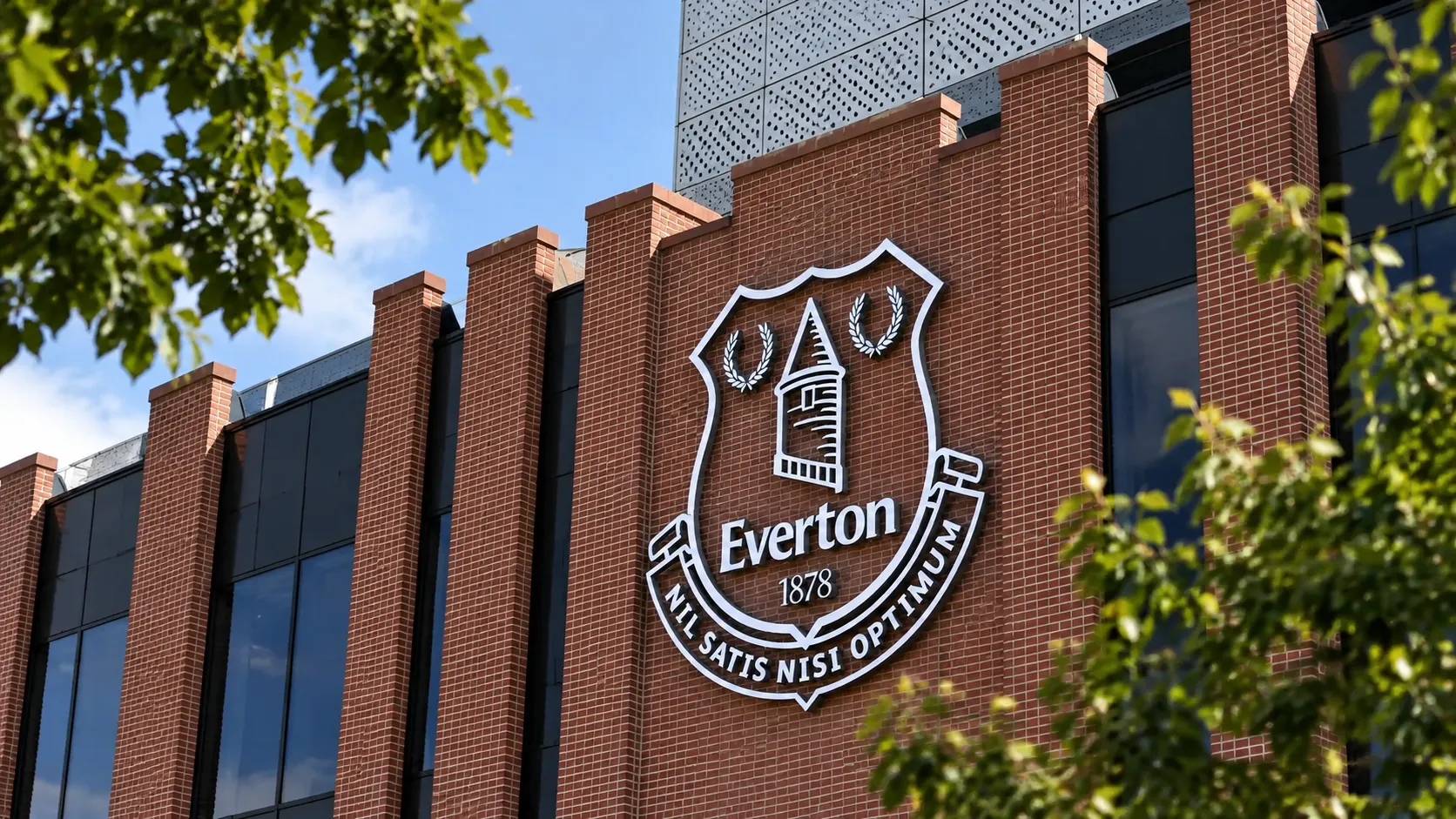 Het Everton-embleem op de bakstenen buitengevel van het stadion.