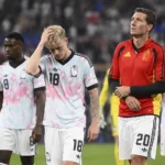 Een groep Belgische spelers staat na de wedstrijd op het veld.