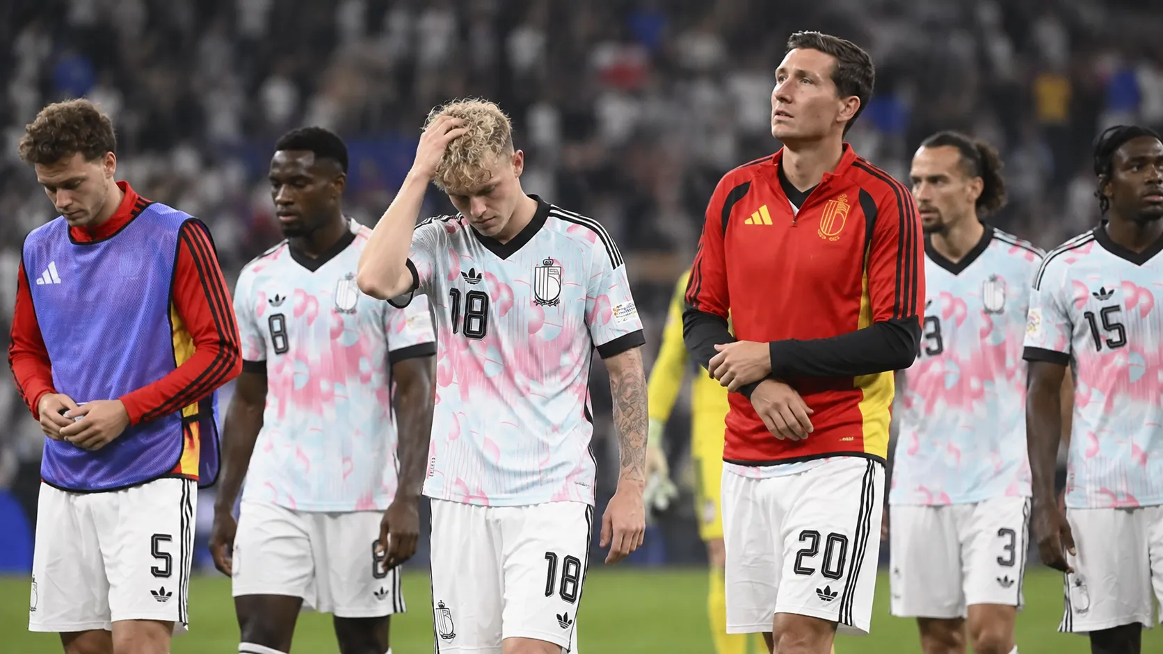 Een groep Belgische spelers staat na de wedstrijd op het veld.