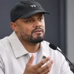 Vincent Kompany spreekt tijdens een persmoment in neutrale kleding.