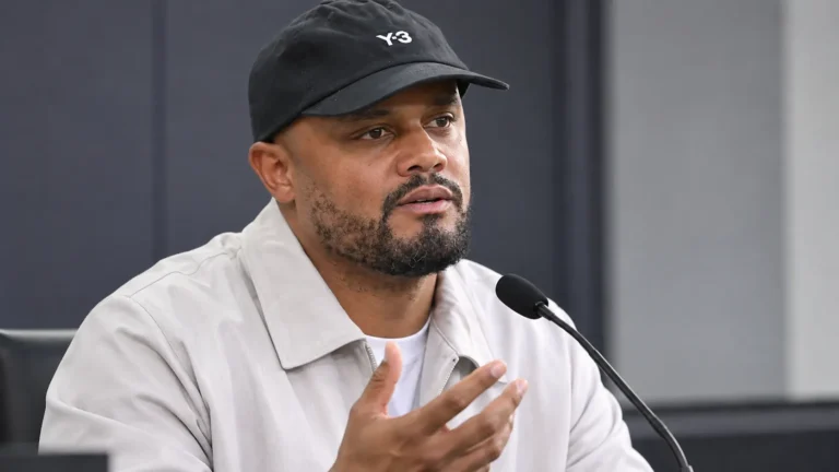 Vincent Kompany spreekt tijdens een persmoment in neutrale kleding.