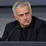 José Mourinho spreekt geconcentreerd tijdens een persconferentie.