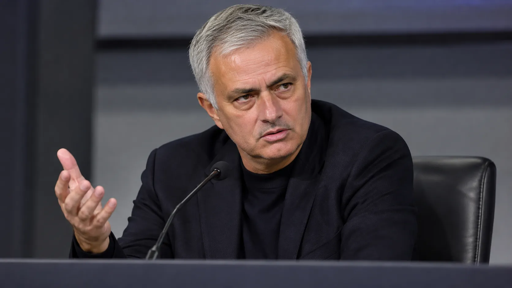 José Mourinho spreekt geconcentreerd tijdens een persconferentie.