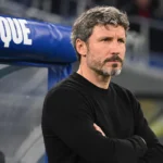 Mark van Bommel staat geconcentreerd in de technische zone bij een Belgische dug-out.