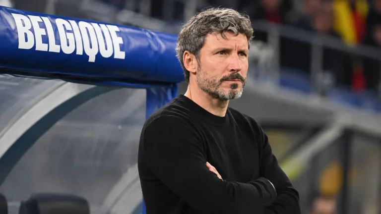 Mark van Bommel staat geconcentreerd in de technische zone bij een Belgische dug-out.