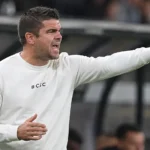 Mario Kohnen van Sporting Charleroi geeft aanwijzingen langs de zijlijn.