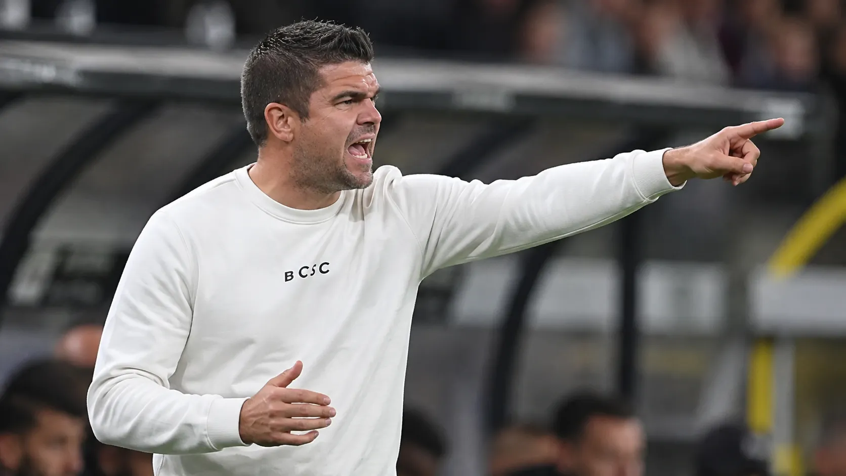 Mario Kohnen van Sporting Charleroi geeft aanwijzingen langs de zijlijn.