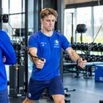 Matisse Samoise werkt in de fitnessruimte van KAA Gent onder begeleiding aan zijn terugkeer.