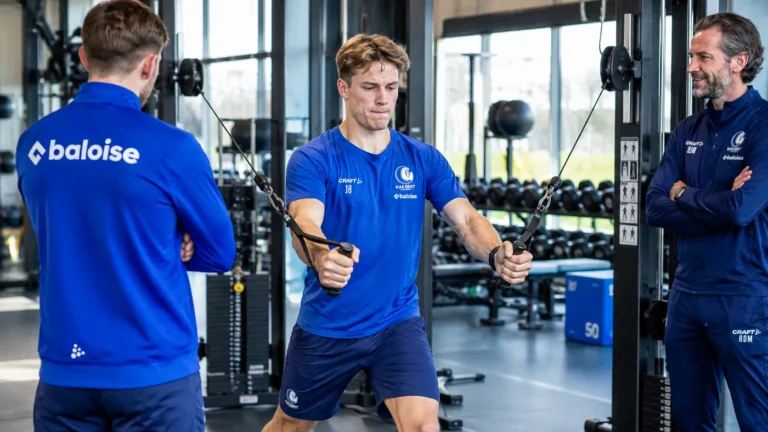 Matisse Samoise werkt in de fitnessruimte van KAA Gent onder begeleiding aan zijn terugkeer.