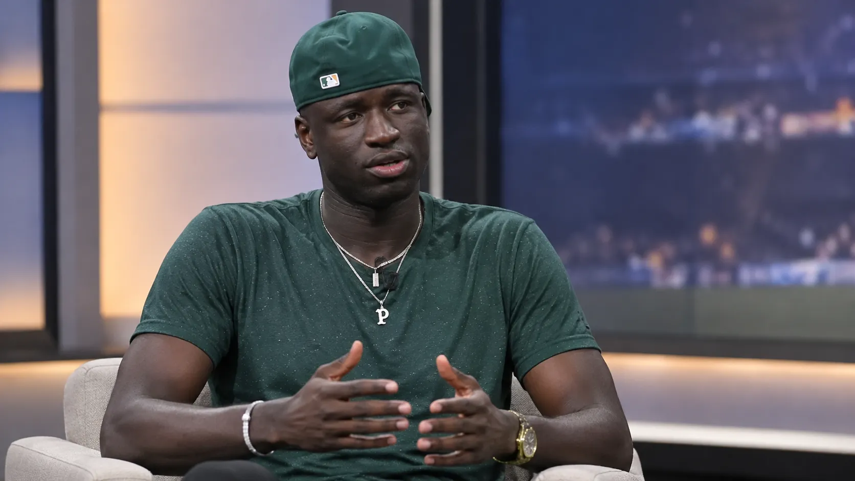 Cheikhou Kouyaté tijdens een televisie-interview in een neutrale studio.