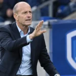 Jess Thorup spreekt geconcentreerd langs de zijlijn van de Cegeka Arena.