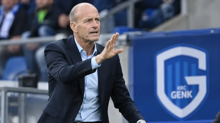 Jess Thorup spreekt geconcentreerd langs de zijlijn van de Cegeka Arena.