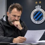 Ivan Leko bekijkt een selectiedocument in een technische ruimte van Club Brugge.