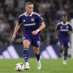 Thelo Aasgaard in het paarse shirt van RSC Anderlecht met de bal aan de voet.