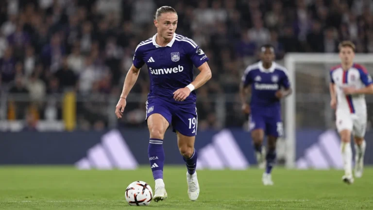Thelo Aasgaard in het paarse shirt van RSC Anderlecht met de bal aan de voet.