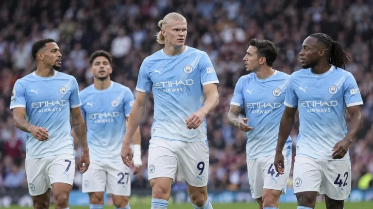 Erling Haaland staat met ploegmaats van Manchester City op het veld.