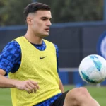 Aleksandar Stankovic tijdens een training van Internazionale in een geel trainingshesje.