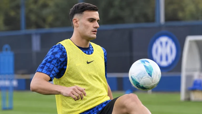 Aleksandar Stankovic tijdens een training van Internazionale in een geel trainingshesje.