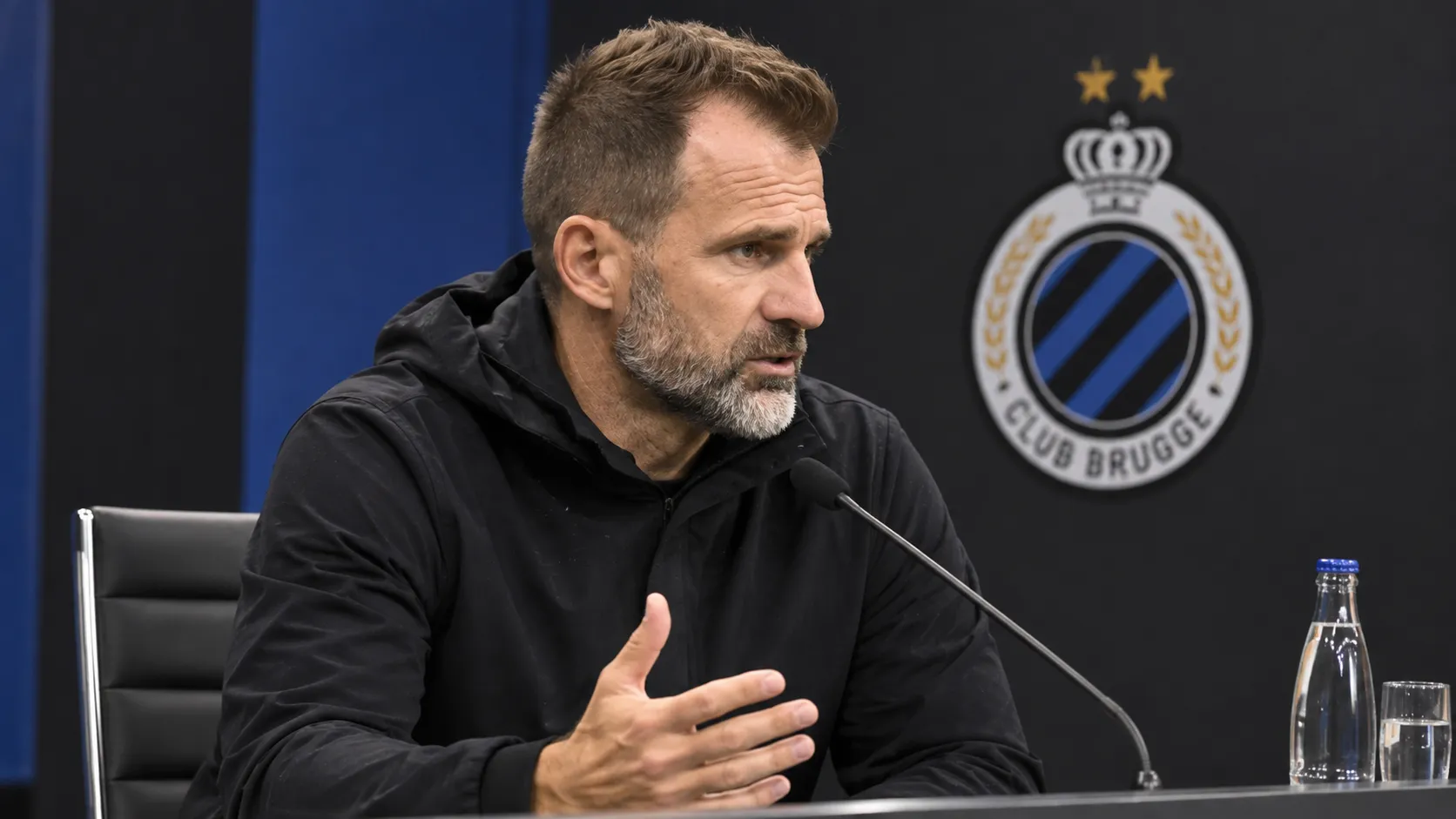 Ivan Leko spreekt tijdens een persconferentie van Club Brugge.
