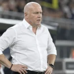 Fred Vanderbiest in wit hemd aan de zijlijn voor een wedstrijd.