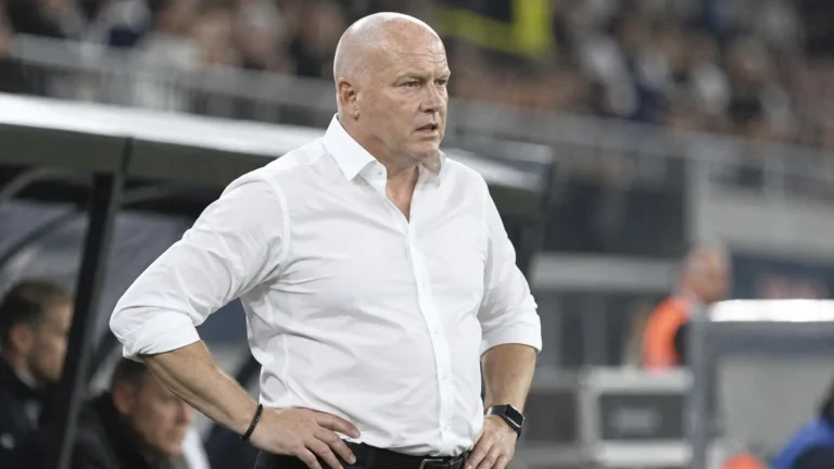 Fred Vanderbiest in wit hemd aan de zijlijn voor een wedstrijd.