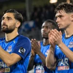 Dender-spelers applaudisseren na afloop van een wedstrijd in de Challenger Pro League.