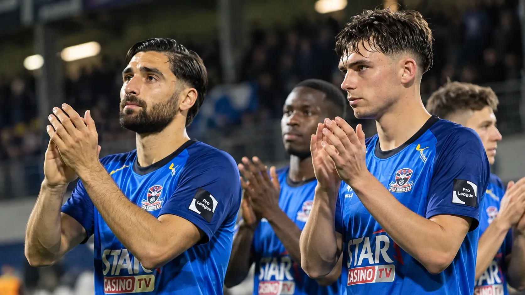 Dender-spelers applaudisseren na afloop van een wedstrijd in de Challenger Pro League.