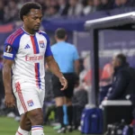 Loïs Openda in het tenue van Olympique Lyon terwijl hij naar de zijlijn stapt.
