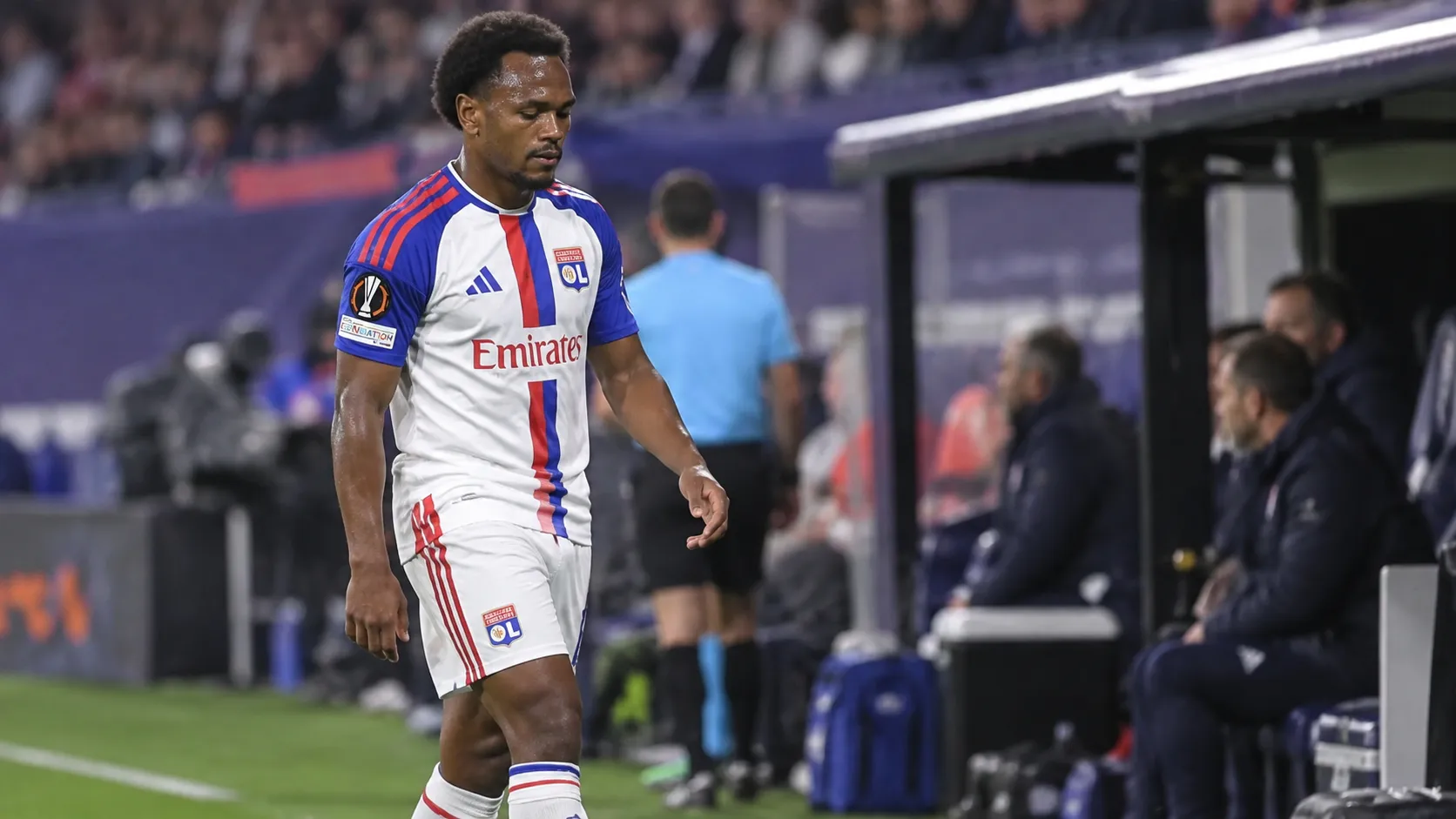 Loïs Openda in het tenue van Olympique Lyon terwijl hij naar de zijlijn stapt.