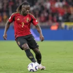 Jérémy Doku controleert de bal in het rode tenue van de Belgische nationale ploeg.