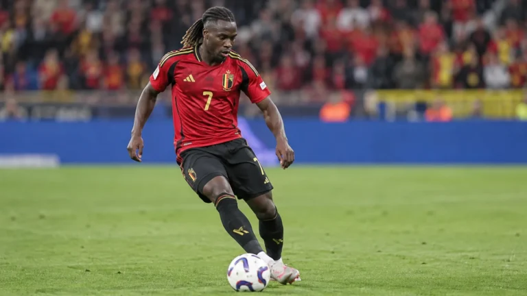Jérémy Doku controleert de bal in het rode tenue van de Belgische nationale ploeg.