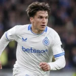 Christos Tzolis in het witte wedstrijdtenue van Club Brugge tijdens een voetbalwedstrijd.