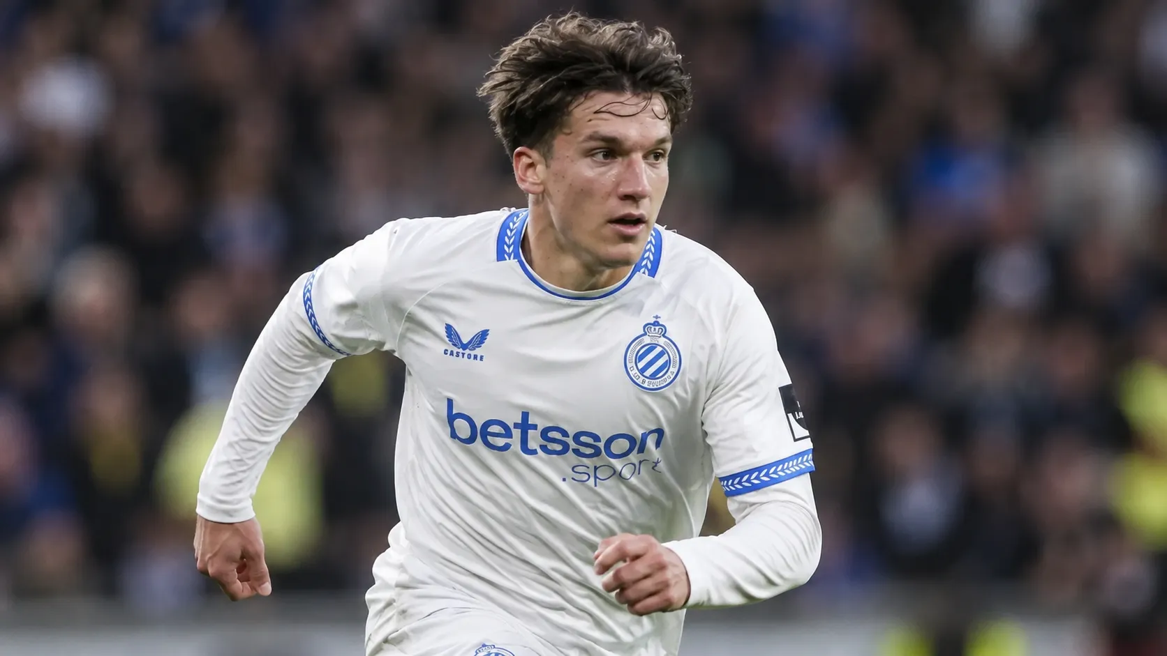 Christos Tzolis in het witte wedstrijdtenue van Club Brugge tijdens een voetbalwedstrijd.