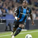 Carlos Forbs van Club Brugge in actie met de bal aan de zijlijn.