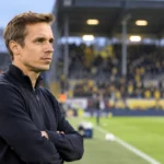 David Hubert staat geconcentreerd langs de zijlijn in een stadion.