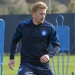 Kevin De Bruyne in Napoli-tenue tijdens een tactische oefening op het trainingsveld.