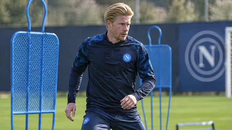 Kevin De Bruyne in Napoli-tenue tijdens een tactische oefening op het trainingsveld.