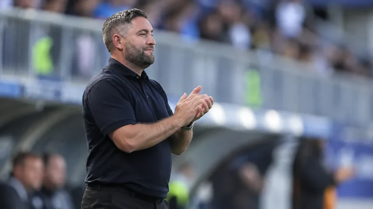 Lee Johnson staat na de wedstrijd aan de zijlijn in een donker poloshirt.