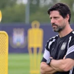 Vitor Bruno kijkt op het trainingsveld van Anderlecht naar oefenmateriaal.