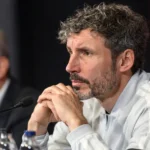 Mark van Bommel spreekt op een persconferentie van de Rode Duivels.